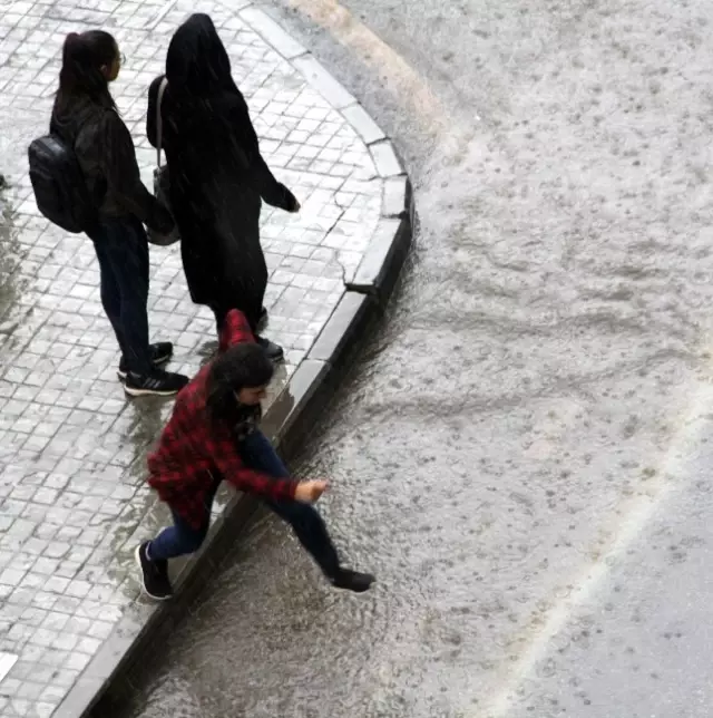 Erzurum�da Sağanak Yağmur Su Baskınlarına Neden Oldu Haberler