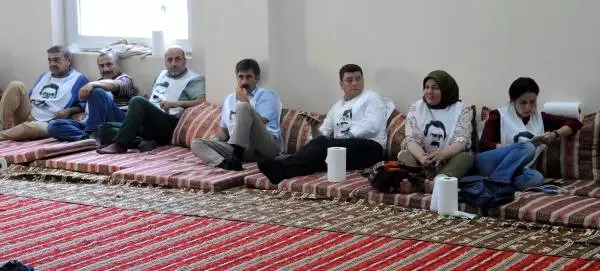 Diyarbakır'da, Öcalan İçin 50 Kişi Açlık Grevine Başladı Diyarbakır'da, Öcalan İçin 50 Kişi Açlık Grevine Başladı
