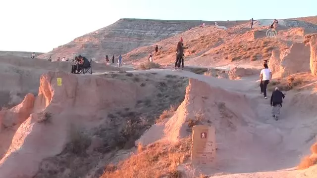 Gün Batımını İzlemek İçin Kızılçukur'a Akın Ediyorlar Gün Batımını İzlemek İçin Kızılçukur'a Akın Ediyorlar