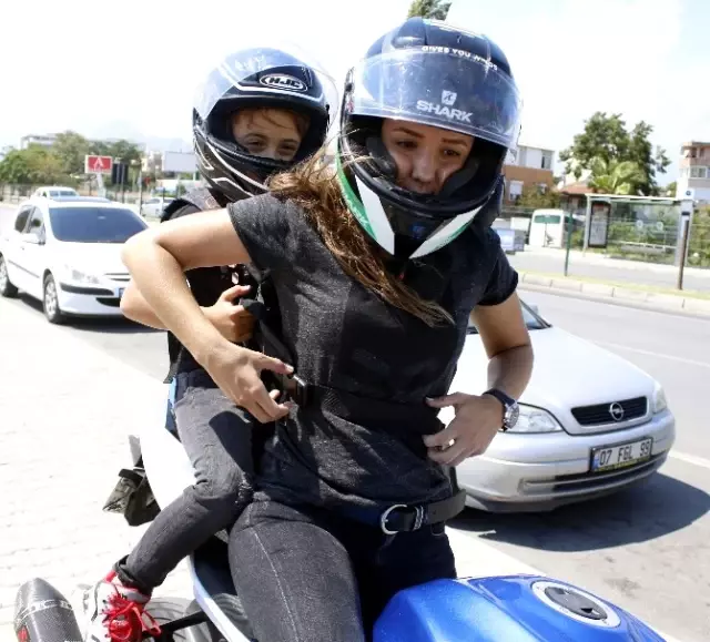 Motosiklet Sevgisi, Kanser Olan Bedensel Engelli Ablayı Hayata, Üç Kız Kardeşi İse Birbirine Bağladı