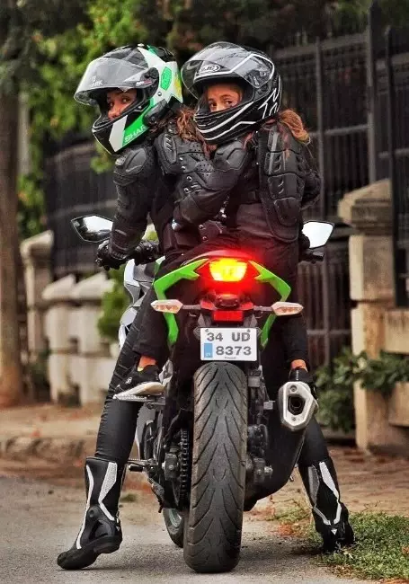 Motosiklet Sevgisi, Kanser Olan Bedensel Engelli Ablayı Hayata, Üç Kız Kardeşi İse Birbirine Bağladı
