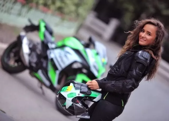 Motosiklet Sevgisi, Kanser Olan Bedensel Engelli Ablayı Hayata, Üç Kız Kardeşi İse Birbirine Bağladı