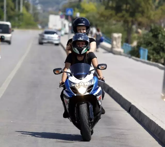 Motosiklet Sevgisi, Kanser Olan Bedensel Engelli Ablayı Hayata, Üç Kız Kardeşi İse Birbirine Bağladı