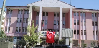 Kayyum Atanan Hakkari ile Nusaybin Belediyelerine Türk Bayrağı Asıldı