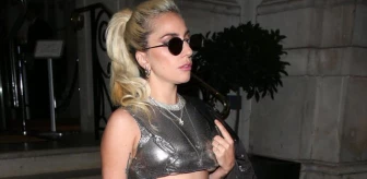 Lady Gaga Dekolte İşini Abarttı