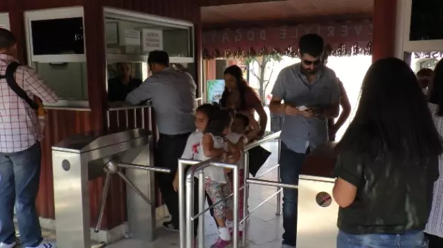Bayramın İlk Gününde Vatandaşlar Hayvanat Bahçesine Akın Etti Bayramın İlk Gününde Vatandaşlar Hayvanat Bahçesine Akın Etti