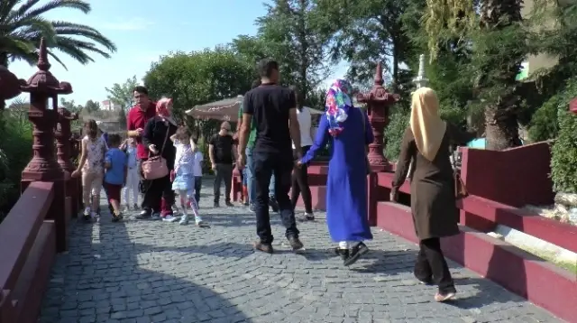 Bayramın İlk Gününde Vatandaşlar Hayvanat Bahçesine Akın Etti Bayramın İlk Gününde Vatandaşlar Hayvanat Bahçesine Akın Etti
