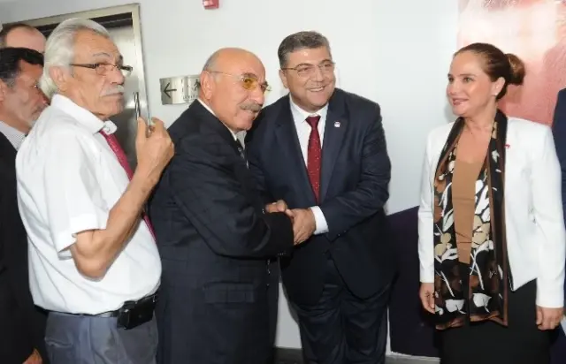 CHP Genel Merkezi'nde Partililer Bayramlaştı CHP Genel Merkezi'nde Partililer Bayramlaştı