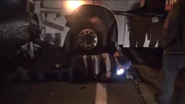 Tır Bariyerlere Çarptı: 1 Yaralı Tır Bariyerlere Çarptı: 1 Yaralı