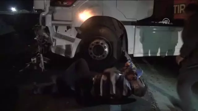Tır Bariyerlere Çarptı: 1 Yaralı Tır Bariyerlere Çarptı: 1 Yaralı