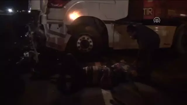 Tır Bariyerlere Çarptı: 1 Yaralı Tır Bariyerlere Çarptı: 1 Yaralı
