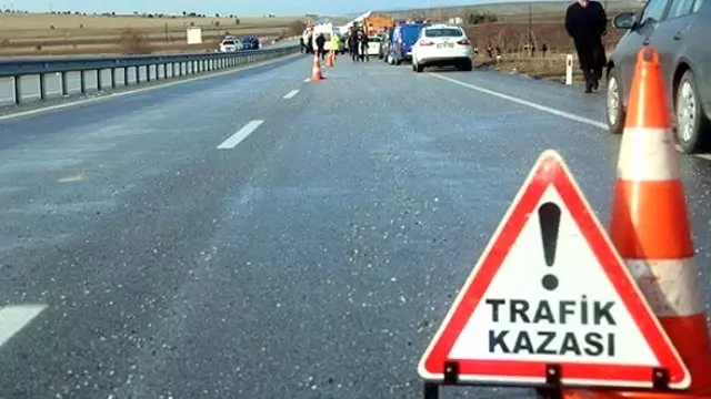Tır Bariyerlere Çarptı: 1 Yaralı Tır Bariyerlere Çarptı: 1 Yaralı