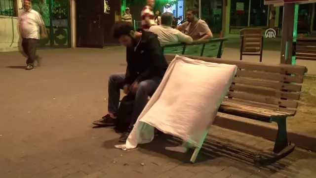 Çarşafta Cep Telefonu Işığıyla Gölge Oyunu
