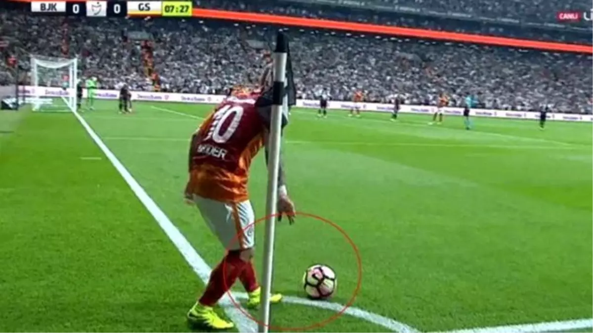 Golde Sneijder'in Topu Korner Çizgisinin Dışına Koyması Taraftarları Kızdırdı