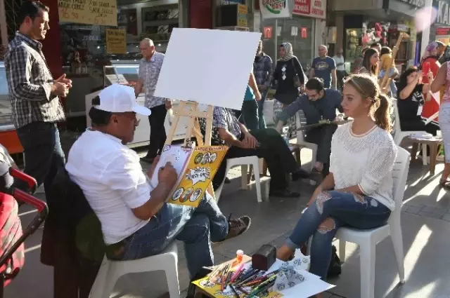 Bayraklı'da Portre Karikatür Şenliği