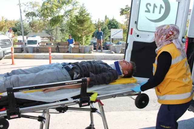 Aksaray'da Minibüs ile Öğrenci Servisi Çarpıştı: 6 Yaralı Aksaray'da Minibüs ile Öğrenci Servisi Çarpıştı: 6 Yaralı