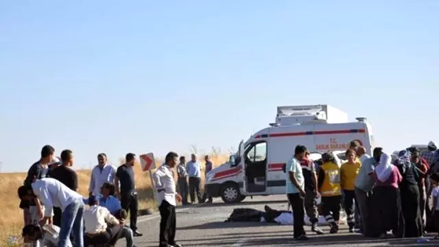 Aksaray'da Otomobil Devrildi: 3 Yaralı Aksaray'da Otomobil Devrildi: 3 Yaralı