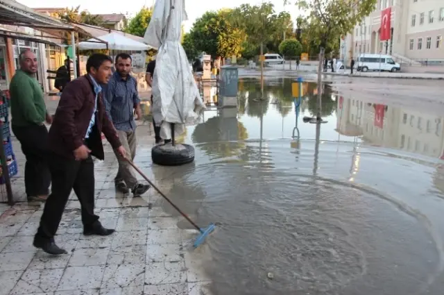 Gürpınar İlçe Merkezi Sular Altında Kaldı Gürpınar İlçe Merkezi Sular Altında Kaldı