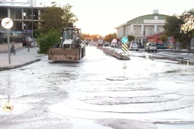 Gürpınar İlçe Merkezi Sular Altında Kaldı Gürpınar İlçe Merkezi Sular Altında Kaldı