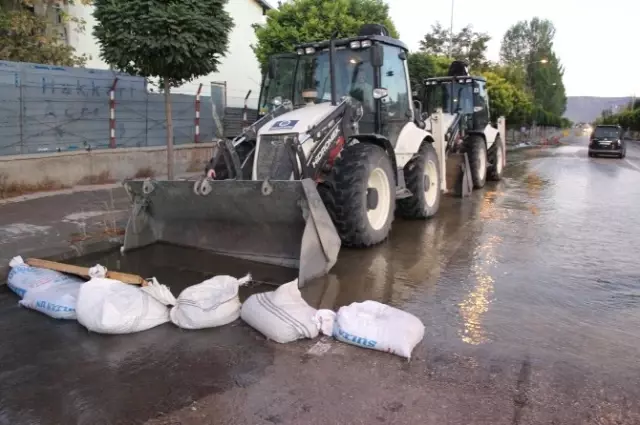 Gürpınar İlçe Merkezi Sular Altında Kaldı Gürpınar İlçe Merkezi Sular Altında Kaldı