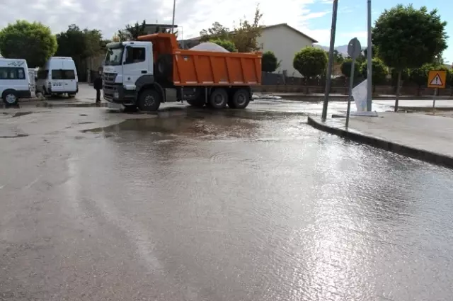 Gürpınar İlçe Merkezi Sular Altında Kaldı Gürpınar İlçe Merkezi Sular Altında Kaldı