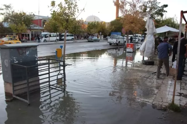 Gürpınar İlçe Merkezi Sular Altında Kaldı Gürpınar İlçe Merkezi Sular Altında Kaldı