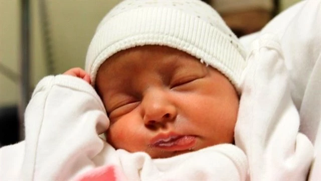 Reflülü bebeğin annesine, kalkan görevi gören 10 öneri Haberler