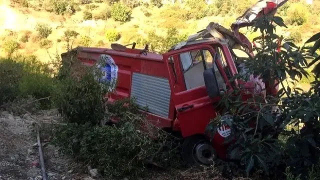 Görüntülü Haber) İtfaiye Aracı Uçuruma Yuvarlandı: 2 Ölü, 1 Yaralı Görüntülü Haber) İtfaiye Aracı Uçuruma Yuvarlandı: 2 Ölü, 1 Yaralı