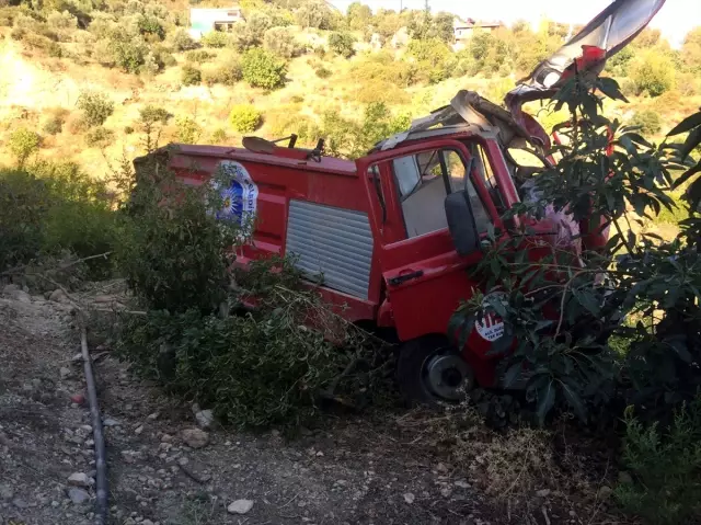 İtfaiye Aracı Uçuruma Yuvarlandı: 2 Ölü, 1 Yaralı İtfaiye Aracı Uçuruma Yuvarlandı: 2 Ölü, 1 Yaralı