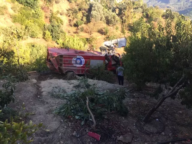 İtfaiye Aracı Uçuruma Yuvarlandı: 2 Ölü, 1 Yaralı İtfaiye Aracı Uçuruma Yuvarlandı: 2 Ölü, 1 Yaralı