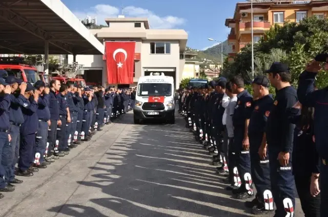 Antalya'da Görev Şehidi İtfaiye Eri Son Yolculuğuna Uğurlandı Antalya'da Görev Şehidi İtfaiye Eri Son Yolculuğuna Uğurlandı