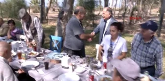 İzmir - Selçuk'ta Huzurevi Sakinlerine Sahilde Yemek