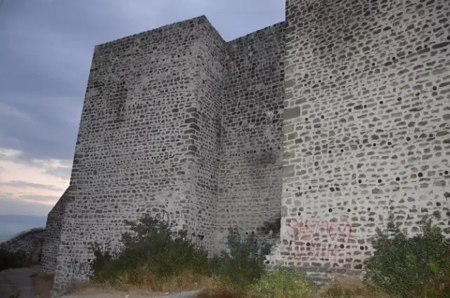 Tarihi Niksar Kalesi 'İlanı Aşk Tahtasına' Döndü Tarihi Niksar Kalesi 'İlanı Aşk Tahtasına' Döndü