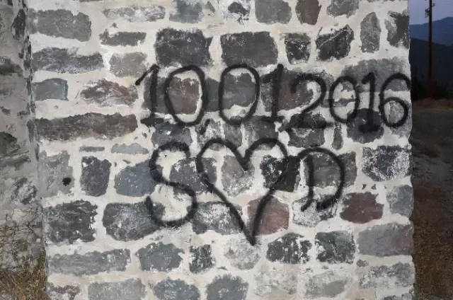 Tarihi Niksar Kalesi 'İlanı Aşk Tahtasına' Döndü Tarihi Niksar Kalesi 'İlanı Aşk Tahtasına' Döndü