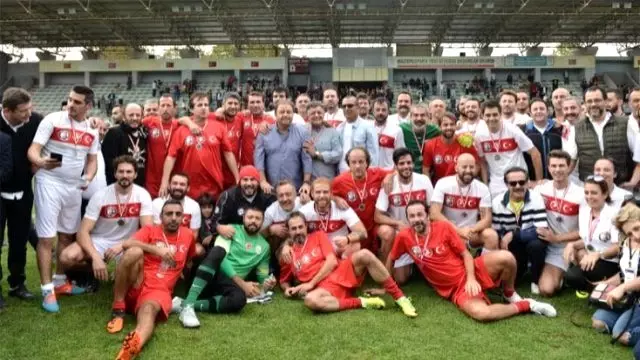 Görüntülü Haber) Ünlüler ile Eski Futbolcular, Lösemili Çocuklar İçin Sahada (1) Görüntülü Haber) Ünlüler ile Eski Futbolcular, Lösemili Çocuklar İçin Sahada (1)