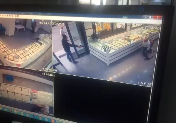 23 Yıllık Polis Otomobil Gasp Etti, Kuyumcu Soymaya Kalkıştı