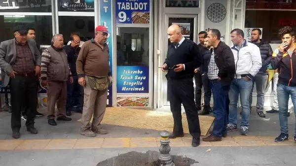 5 Katlı Apartmanın Çatısından Düşen İşçi Öldü 5 Katlı Apartmanın Çatısından Düşen İşçi Öldü