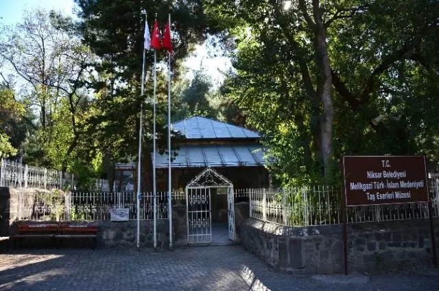 Niksar'ın Fatihi Melik Gazi'nin Türbesi ve Çevre Düzenlemesi Niksar'ın Fatihi Melik Gazi'nin Türbesi ve Çevre Düzenlemesi