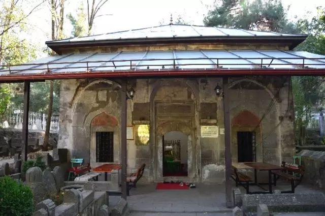 Niksar'ın Fatihi Melik Gazi'nin Türbesi ve Çevre Düzenlemesi Niksar'ın Fatihi Melik Gazi'nin Türbesi ve Çevre Düzenlemesi