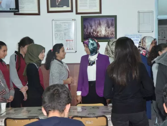 Öğrencilerle Sıraya Girdi, Kendi Kahvaltısını Kendi Aldı, Yemek Kuyruğunda Öğrencilerle Sohbet Etti Öğrencilerle Sıraya Girdi, Kendi Kahvaltısını Kendi Aldı, Yemek Kuyruğunda Öğrencilerle Sohbet Etti