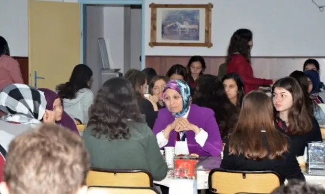Öğrencilerle Sıraya Girdi, Kendi Kahvaltısını Kendi Aldı, Yemek Kuyruğunda Öğrencilerle Sohbet Etti Öğrencilerle Sıraya Girdi, Kendi Kahvaltısını Kendi Aldı, Yemek Kuyruğunda Öğrencilerle Sohbet Etti