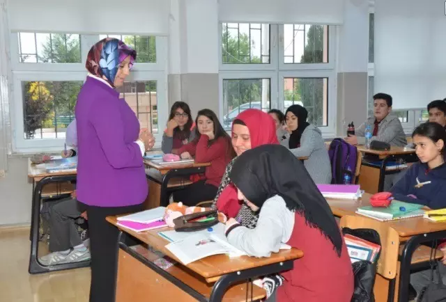 Öğrencilerle Sıraya Girdi, Kendi Kahvaltısını Kendi Aldı, Yemek Kuyruğunda Öğrencilerle Sohbet Etti Öğrencilerle Sıraya Girdi, Kendi Kahvaltısını Kendi Aldı, Yemek Kuyruğunda Öğrencilerle Sohbet Etti