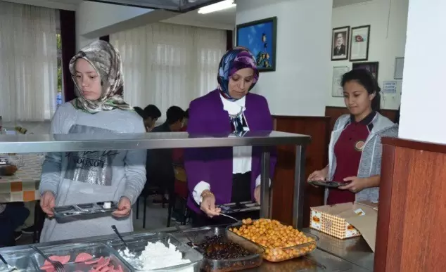 Öğrencilerle Sıraya Girdi, Kendi Kahvaltısını Kendi Aldı, Yemek Kuyruğunda Öğrencilerle Sohbet Etti Öğrencilerle Sıraya Girdi, Kendi Kahvaltısını Kendi Aldı, Yemek Kuyruğunda Öğrencilerle Sohbet Etti