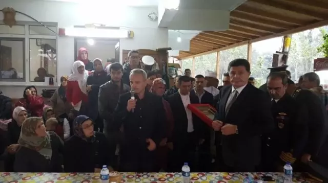 Şehit Askerin Ailesine 'Şehadet Belgesi' Teslim Edildi Şehit Askerin Ailesine 'Şehadet Belgesi' Teslim Edildi