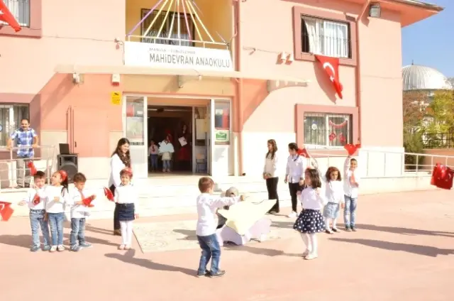 Miniklerden Cumhuriyet Bayramı Kutlaması Miniklerden Cumhuriyet Bayramı Kutlaması