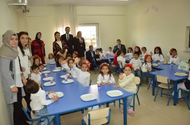 Miniklerden Cumhuriyet Bayramı Kutlaması Miniklerden Cumhuriyet Bayramı Kutlaması