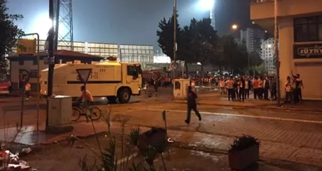 Adanaspor Taraftarları Birbirleriyle Kapıştı, Araya TOMA Girdi Adanaspor Taraftarları Birbirleriyle Kapıştı, Araya TOMA Girdi