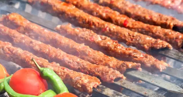 Galatasaray Kafilesi, Maç Öncesi 60 Tane Adana Kebabı Yedi Galatasaray Kafilesi, Maç Öncesi 60 Tane Adana Kebabı Yedi