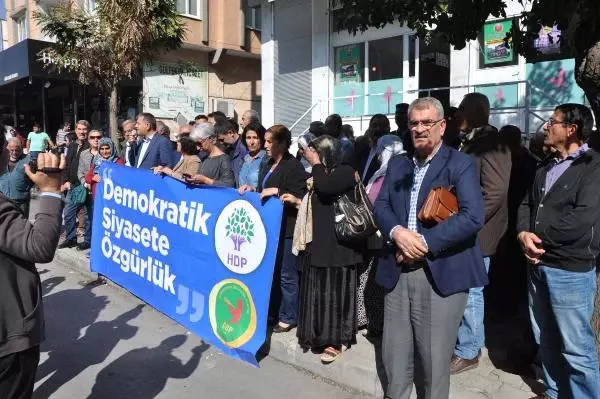 Gaziantep'te, Kışanak ve Anlı'nın Gözaltına Alınmasına Tepkiler Sürüyor Gaziantep'te, Kışanak ve Anlı'nın Gözaltına Alınmasına Tepkiler Sürüyor