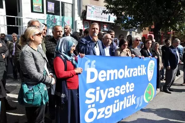Gaziantep'te, Kışanak ve Anlı'nın Gözaltına Alınmasına Tepkiler Sürüyor Gaziantep'te, Kışanak ve Anlı'nın Gözaltına Alınmasına Tepkiler Sürüyor